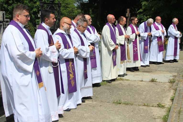 Kilkudziesięciu księży modliło się w Lekowie za zmarłego ks. T. Fijałkowskiego.