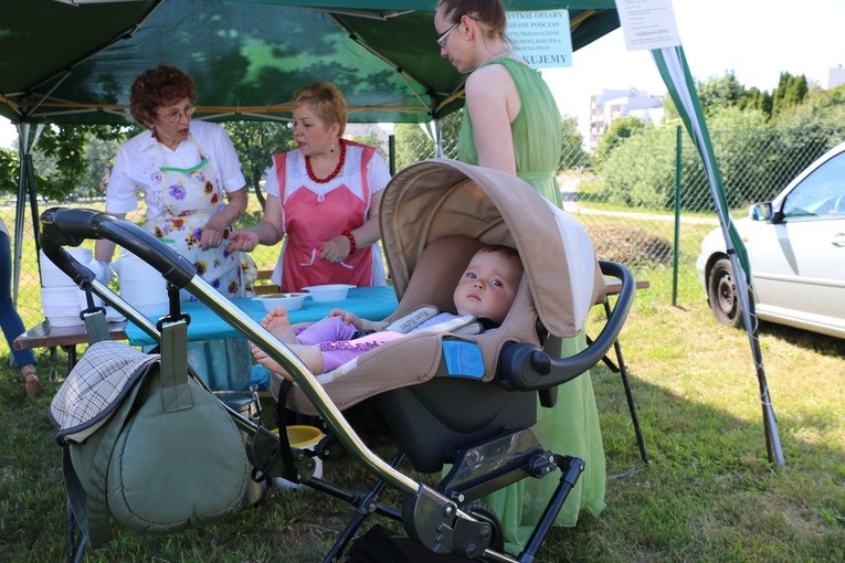 Budują świątynię dobrze się bawiąc
