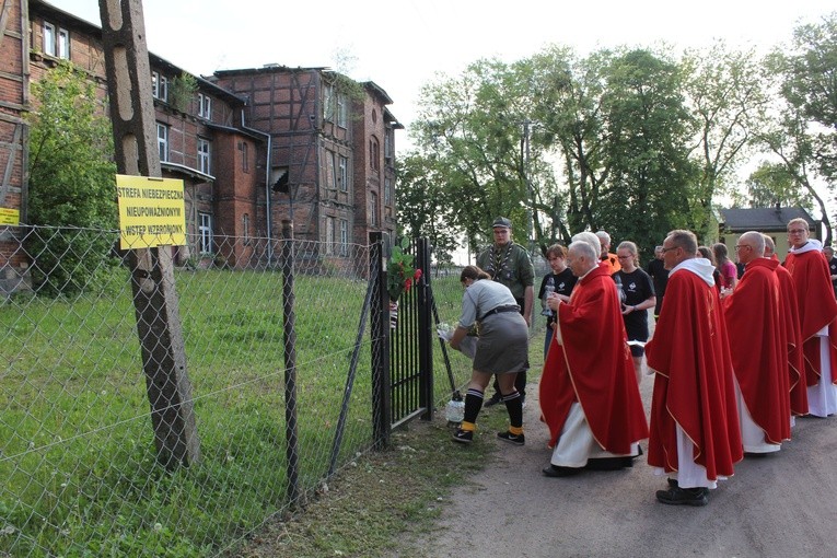 Na zakończenie Mszy św. uczestnicy pielgrzymki złożyli kwiaty przed budynkiem byłego obozu.