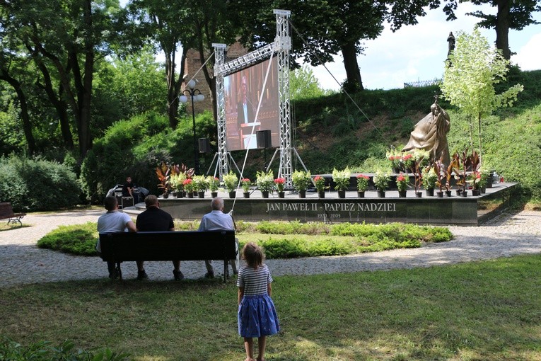 Ciechanów. Koncert papieski w farze