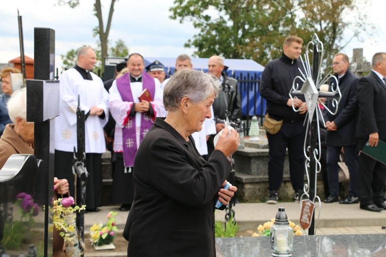 Chociszewo. Uroczystości przy mogile Męczenników Fortu III w Pomiechówku