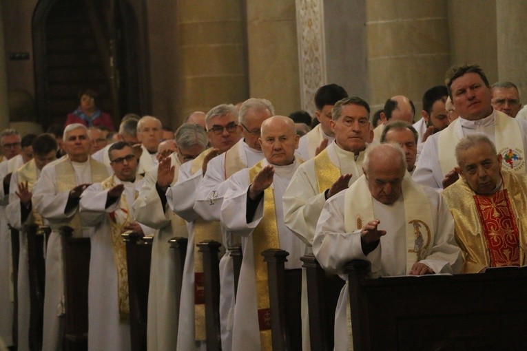 Płock. Msza Krzyżma w bazylice katedralnej