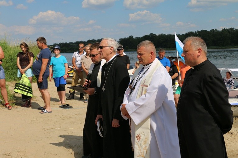 Czerwińsk n. Wisłą. Różaniec z bp. Piotrem Liberą