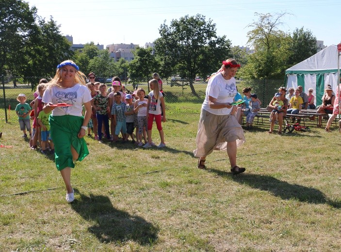 Budują świątynię dobrze się bawiąc