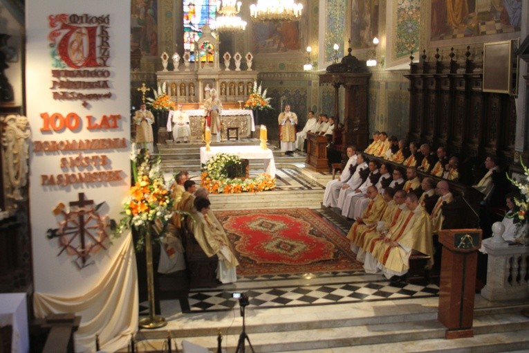 Płock. Święcenia kapłańskie - część 1.
