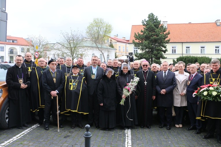 Płock. Dziękczynna modlitwa pod oknem papieskim