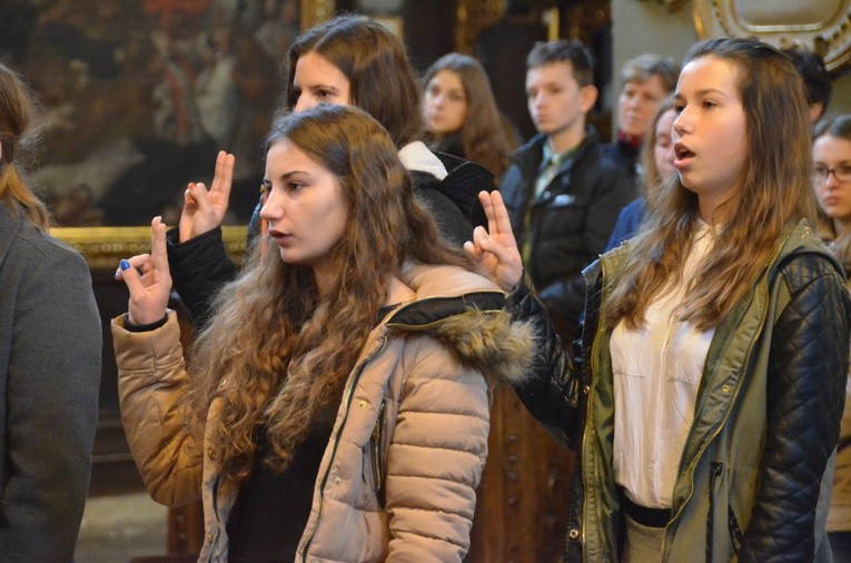 Członkowie Katolickiego Stowarzyszenia Młodzieży składają swe przyrzeczenia