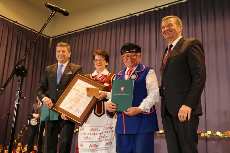 Zespół "Karniewiacy" został odznaczony medalem "Pro Mazovia" oraz "Zasłużony dla powiatu makowskiego".