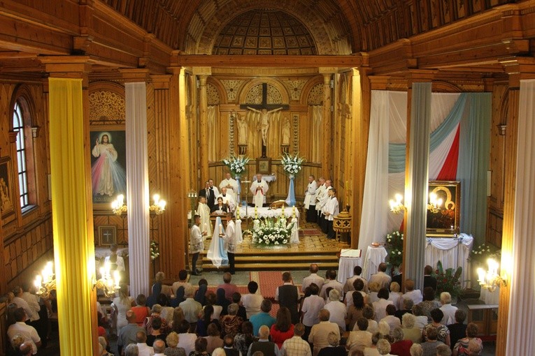 Obraz Matki Bożej Częstochowskiej w pięknej drewnianej świątyni w Skierkowiźnie 