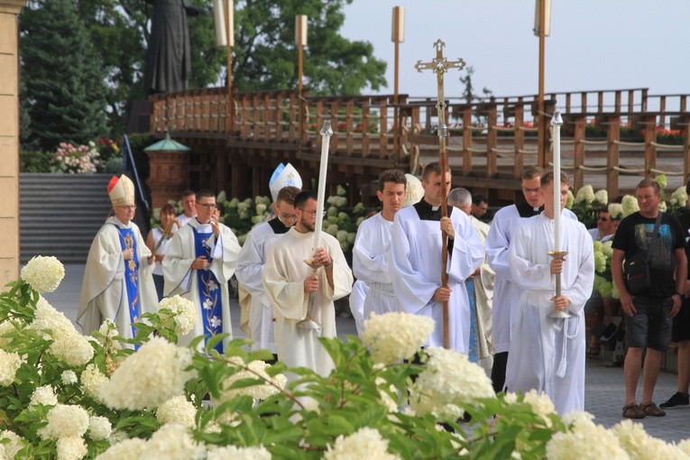 Pielgrzymka na Jasną Górę. Msza św. na szczycie