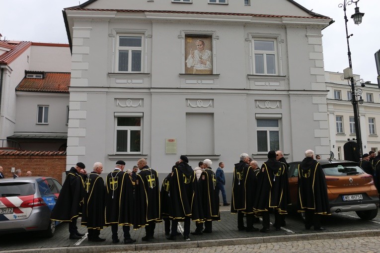 Płock. Dziękczynna modlitwa pod oknem papieskim