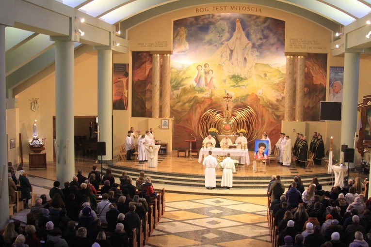 8 grudnia biskup płocki Szymon Stułkowski inauguruje kaplicę Wieczystej Adoracji w kościele pw. św. Jana Pawła II w Ciechanowie.