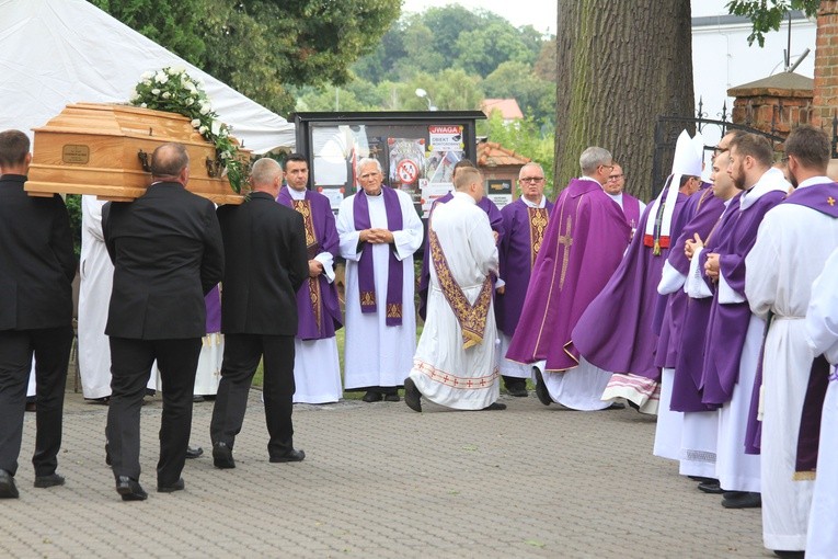 Rypin, Rogowo. Pogrzeb ks. Jacka Darmofalskiego