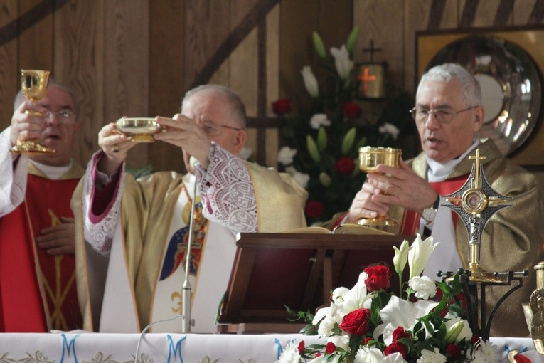 Pomnik bł. ks. J. Popiełuszki w Mławie