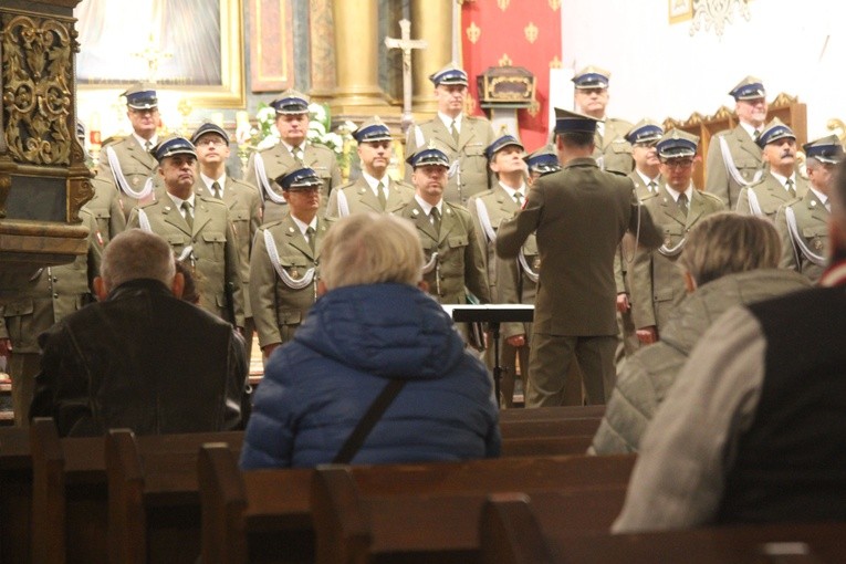 Mimo obostrzeń, występ chóru przyciągnął grupę osób, którą zachwycił żołnierski śpiew pieśni religijnych i patriotycznych.
