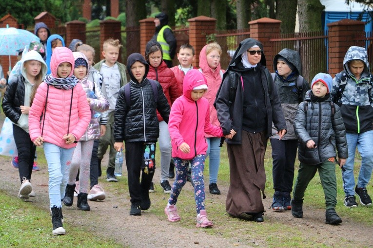 Rostkowo. Pielgrzymka dzieci
