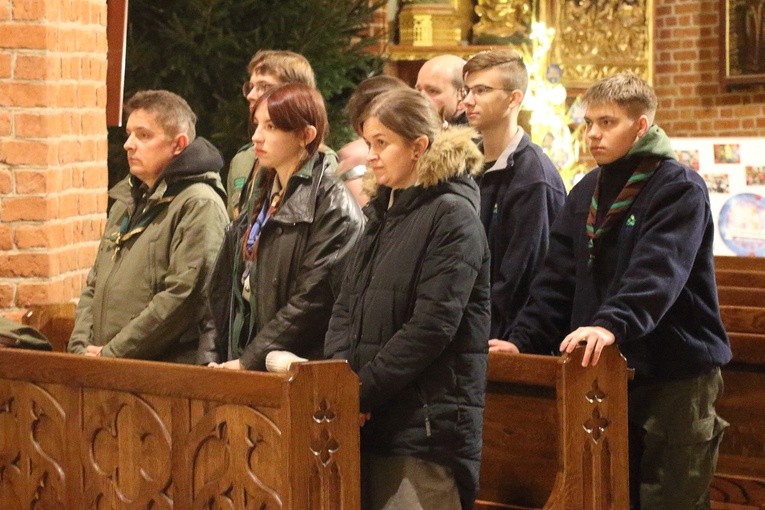 Harcerze przekazali światełko pokoju