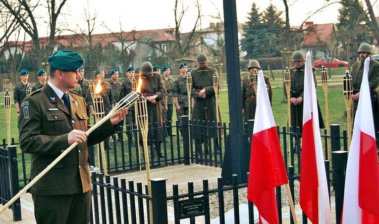 Kwiaty i znicze były znakiem żywej pamięci mieszkańców Płońska o zbrodni katyńskiej i katastrofie smoleńskiej
