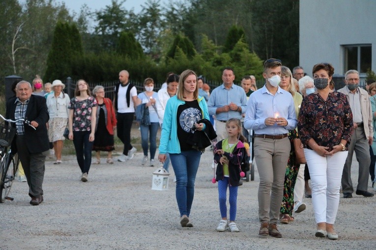 Płońsk. Nowy krzyż na cmentarzu komunalnym w Szerominku