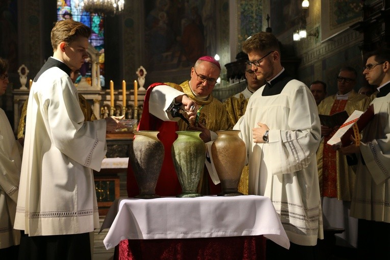 Płock. Msza Krzyżma w bazylice katedralnej