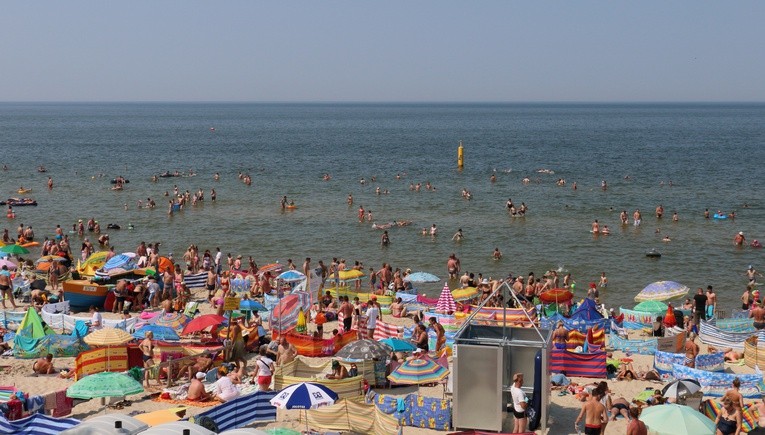 Upalna niedziela na plaży w Stegnie