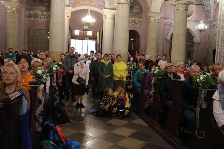 Pielgrzymka na Jasną Górę. Msza św. w katedrze cz. 2