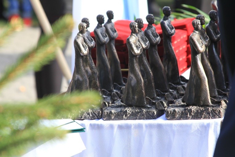 Pomnik bł. ks. J. Popiełuszki w Mławie