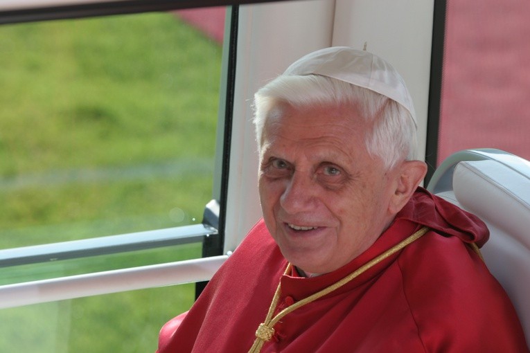 Niemal trzy tysiące życzeń napłynęło z całego świata drogą internetową dla Benedykta XVI z okazji 95. urodzin