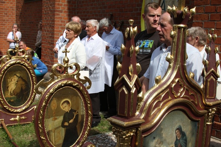 Wśród feretronów procesyjnych, jeden z wizerunkiem św. S. Kostki, na odpuście w Rostkowie