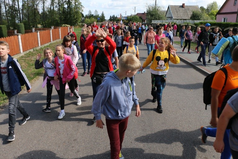 Rostkowo. Pielgrzymka dzieci (część I)