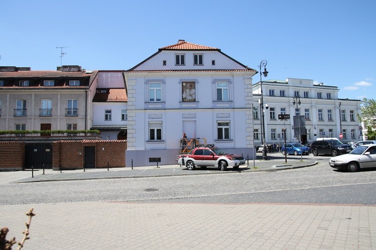 Mozaika papieska w oknie domu biskupiego w Płocku