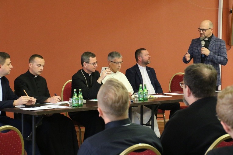 Płock. Duszpasterze młodzieży i ministrantów w dekanatach