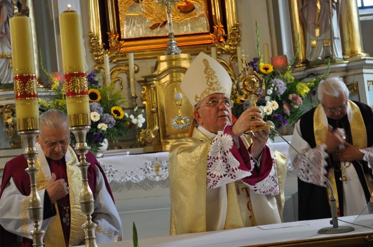 Bp Roman Marcinkowski udzielił błogosławieństwa relikwiami św. Jana Pawła II