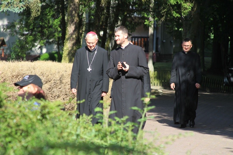 Biskup w rozmowie z ks. Krzysztofem Szulińskim, kapelanem w Antoniówce.