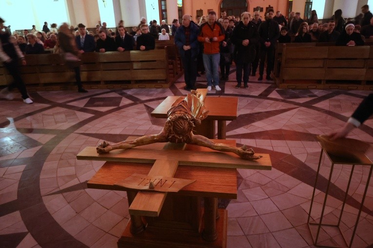 Liturgia Wielkiego Piątku w katedrze Chrystusa Króla