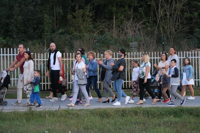 Płońsk. Nowy krzyż na cmentarzu komunalnym w Szerominku