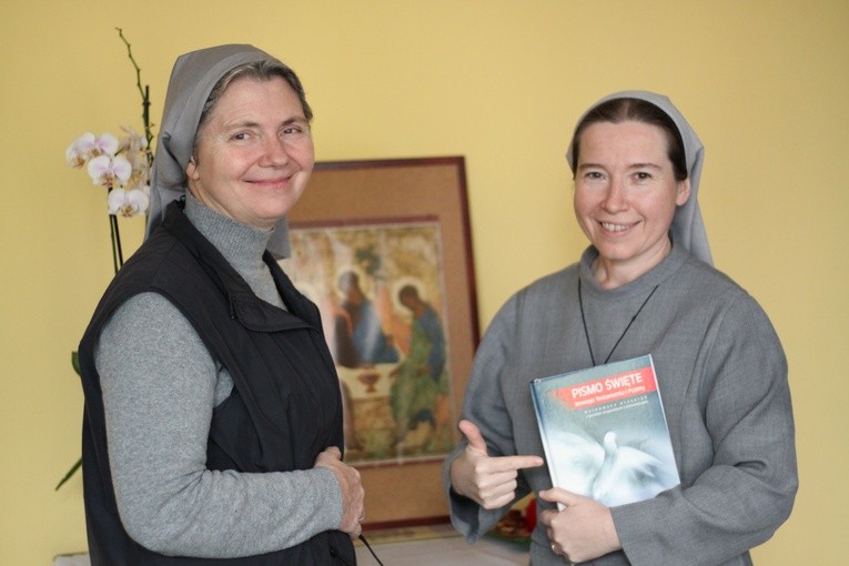 Siostry Ewa Grzegorczyn i siostra Bogusława Woźniak żegnają się z parafią św. Barbary.