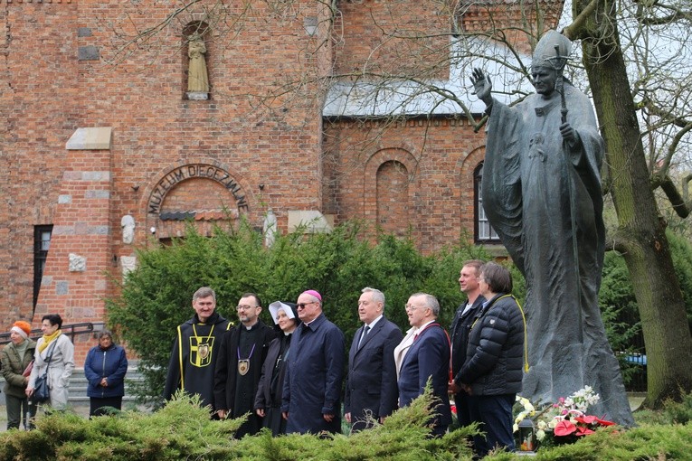 Płock. Dziękczynna modlitwa pod oknem papieskim