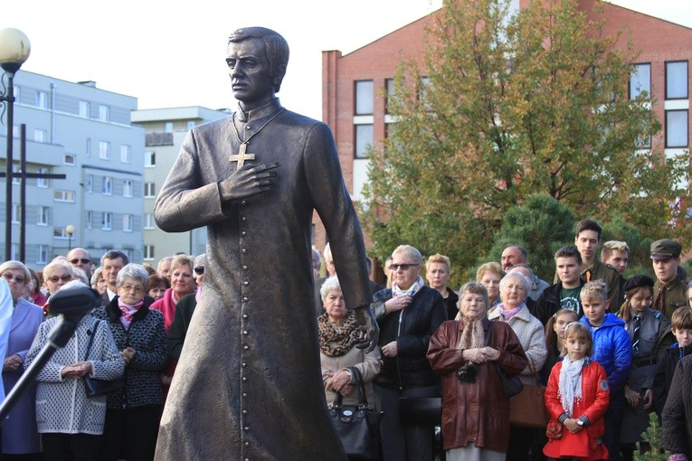 Pomnik bł. ks. J. Popiełuszki w Mławie