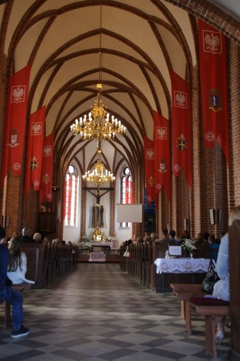 Janowiec Kościelny. Jubileusz szkoły i nowy sztandar
