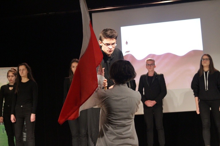 Jedna ze scen zwycięskiej etiudy opowiadającej o św. Alojzym Orione, który "pokochał polską flagę"