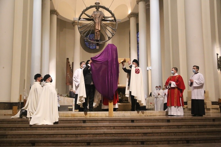 Katowice. Liturgia Wielkiego Piątku w katedrze