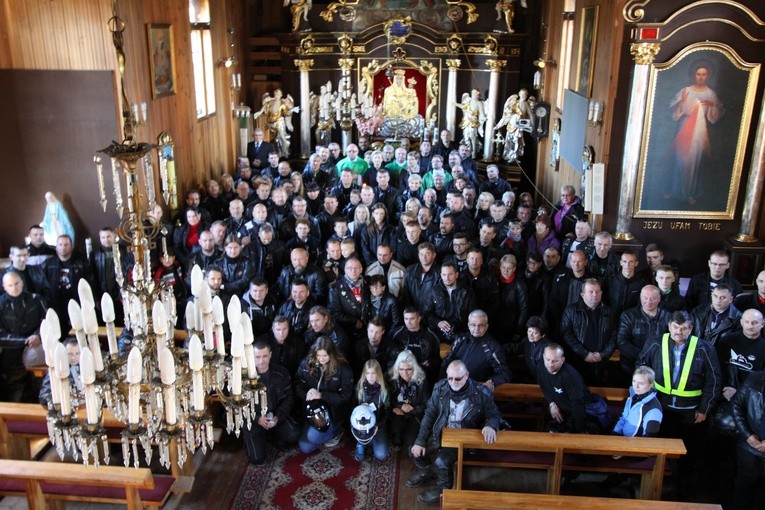 Na zakończenie Mszy św. wszyscy motocykliści stanęli do pamiątkowego zdjęcia