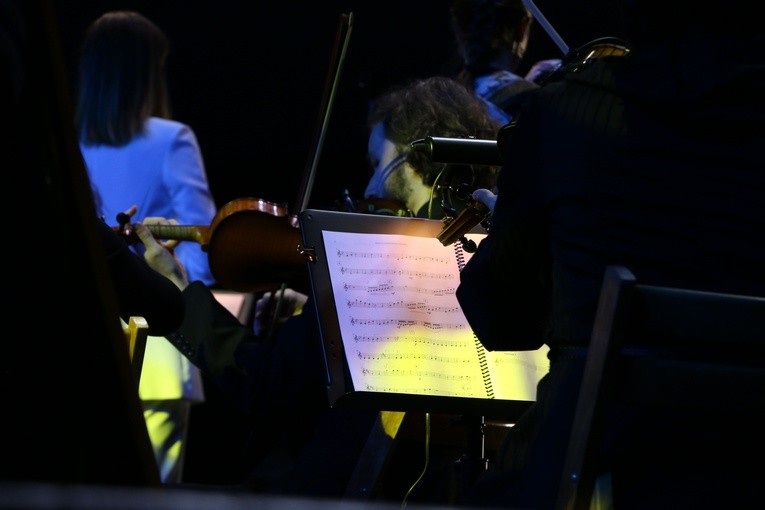 Czerwińsk n. Wisłą. Koncert jubileuszowy w przyklasztornych ogrodach