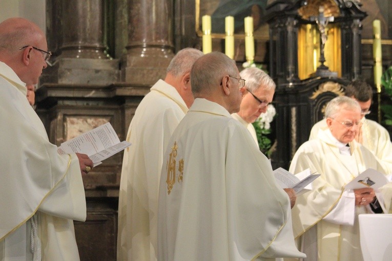 Episkopat w Płocku. Msza w kolegiacie