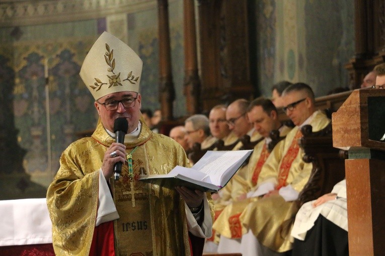 Płock. Msza Krzyżma w bazylice katedralnej