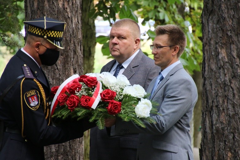 Płock. Uroczystości na cmentarzu garnizonowym