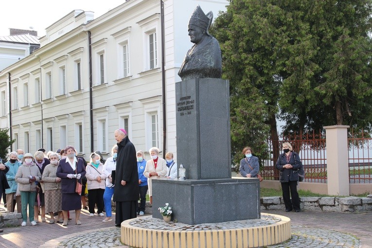 Płock. Modlitwa przy pomniku błogosławionego męczennika