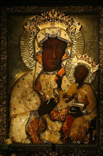 Notre Dame: Ocalała kopia Ikony Jasnogórskiej i relikwie Jana Pawła II