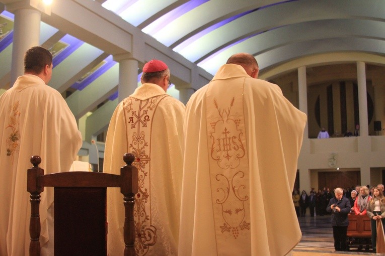 Ciechanów. Spotkanie biskupa Szymona z młodzieżą